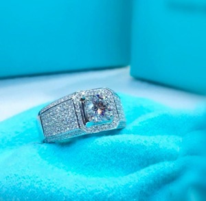 Grande bague Hip Hop Bling en argent sterling Moissanite glacée la plus vendue pour les créateurs d'artistes interprètes Prix raisonnable Certificat IGI - Product Image 2