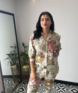 Fashion Fusion: estilo pakistaní Salwar Kameez: fusión de estilos tradicionales y modernos, creando una moda elegante y elegante - Product Image 2