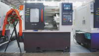 Tour CNC à banc incliné compact avec banc incliné à 30 degrés et base en fonte HT300 pour broches de précision