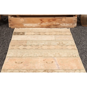 Alfombra de 2.6x7.5 pies, alfombra turca de patchwork, alfombra vintage beige geométrica con elementos florales. - Product Image 2