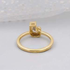 Anillo con Bisel de Diamantes Cultivados en Laboratorio con Diseño Inicial en Forma de J - Product Image 5