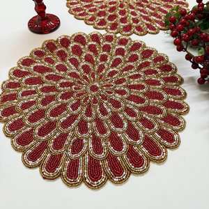 Juego de 6 manteles individuales con cuentas hechos a mano de Navidad de 14 pulgadas y dorados - Product Image 1