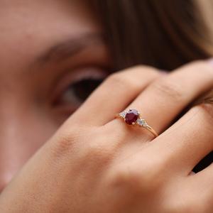 Anillo de compromiso CZ rojo de corte ovalado de 8x6mm | Anillo de tres piedras para Mujer | Anillo de compromiso de Boda nupcial con banda de oro, joyería de aniversario - Product Image 5