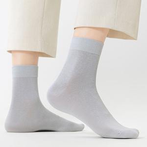 Chaussettes de cheville d'automne pour hommes d'affaires en coton respirant en noir blanc gris avec logo sur le bas - Product Image 3