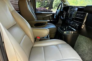 รถตู้แปลงโฉม GMC Savana G2500 Explorer ปี 2016 สภาพใช้งานมาแล้ว ระยะทาง 28100 ไมล์ เครื่องยนต์ V8 แปลงโฉมเป็นรถตู้หรู ผู้ใช้รถจากภาคใต้ - Product Image 5