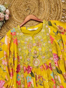 Ensemble Kurti et Plazzo fantaisie pour femme, style kaftan, imprimé floral, longueur courte, tissu doux et lisse, confortable, tailles M à 3XL. - Product Image 5