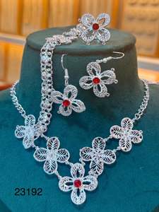 Ensemble de collier ras du cou floral plaqué or élégant avec boucles d'oreilles assorties pour les occasions nuptiales et festives - Modèle 23189 - Product Image 4