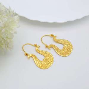 2024 nueva venta al por mayor 18K chapado en oro latón geométrico en relieve en forma de U diseñador aro bohemio pendientes mujeres perla flor - Product Image 5