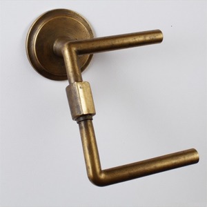 Porte-papier hygiénique vintage en métal avec base en bronze martelé orné Artisan fait à la main offrant un accent décoratif pour les intérieurs - Product Image 1