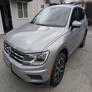 Tiguan SE FWD SUV 2024 con Volante a la Izquierda, Interior Oscuro, Asientos de Cuero R15, Portaequipajes de Techo de Aleación de Aluminio - Product Image 1