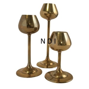 Nuevo Juego de Portavelas Metálicos Redondos con Acabado Dorado, Juego de Tres en Diferentes Formas y Tamaños para Bares - Product Image 1