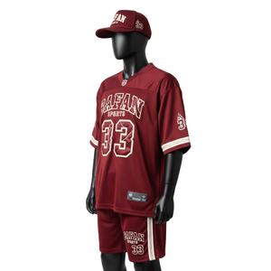 Ensemble short de sport pour homme en maille polyester premium 180 GSM léger, avec empiècements latéraux marron et logo thermocollé. - Product Image 4