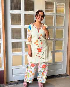 Traje de Dos Piezas para Mujer Unity Luxure Premium, Bordado, Tela Suave de Mezcla de Algodón, Kurti con Pantalones con Estampado Floral Digital - Product Image 1