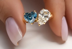 Bague de mariage en diamant de laboratoire de 3 carats avec cœur et poire en or blanc 14 carats Fancy Blue et F Color VVS2 Clarity toi et moi ring - Product Image 2