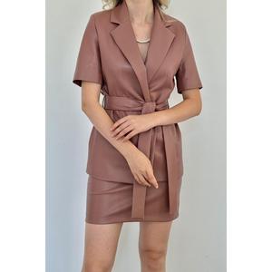 Ensemble veste et jupe en cuir rose poudré pour femmes, vente en gros - Product Image 2