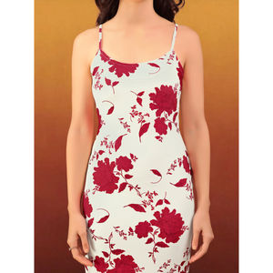 Vestido maxi de mezcla de algodón con estampado floral étnico de Purvaja para mujer. Sin mangas con cuello cuadrado, yugo fruncido y acampanado. - Product Image 4