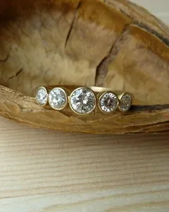 Anillo de Compromiso Elegante de Plata 925 Chapado en Oro Vintage con Moissanita Redonda y 5 Piedras Engastadas en Bisel - Product Image 1