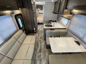 รถบ้านหรู Gulf Stream Conquest 6238 ปี 2024 2023 2021 มือสอง สำหรับการตั้งแคมป์ รองรับผู้โดยสาร 4-6 คน พร้อมห้องนอนหนึ่งห้อง - Product Image 4
