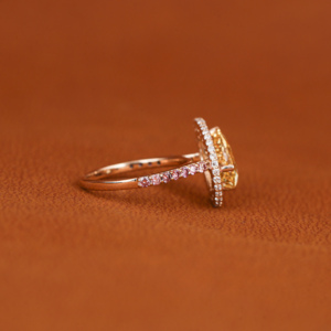 Anillo de compromiso con diamante cultivado en laboratorio con corte pera amarillo y halo de diamantes rosas redondos, piedra decorativa glamorosa, chapado en oro de 14 quilates - Product Image 3