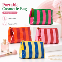 Sac cosmétique en PVC résistant à l'eau avec design rayé et décoration en pompon, fermeture éclair, organiseur de maquillage et de toilette portable pour les voyages