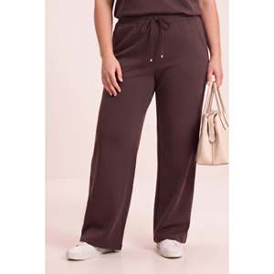 Conjunto Deportivo Modal con Bolsillos y Cordones, Color Café - Product Image 1