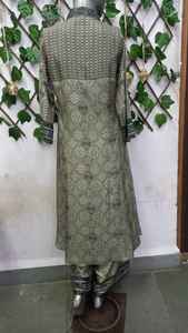 Kurta en tissu de viscose imprimé de mode ethnique indienne pour vêtements décontractés et de fête pour femmes au meilleur prix - Product Image 2