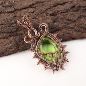 Pendentif captivant en péridot naturel taille ovale, enroulé de fil de cuivre, pierre verte, design plaqué argent, idéal pour les fiançailles et les fêtes - Product Image 2
