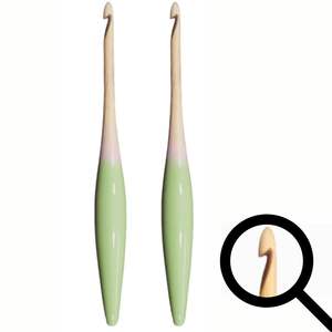 Vive tus proyectos de ganchillo con vida con nuestro gancho de ganchillo de madera de primera calidad que se siente natural, suave y fácil en tus manos. - Product Image 1
