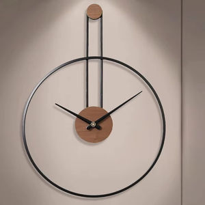 Horloge murale en fer de style élégant pour la décoration intérieure de maisons de luxe, créant un look mural raffiné et équilibré - Product Image 1
