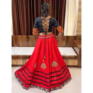 Magnifique ensemble de vêtements pour femmes en coton rouge avec travail Gamthi, Lehenga Choli et Dupatta - Product Image 3