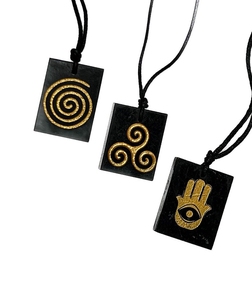 Collier pendentif rectangulaire noir avec incrustation spirale dorée Triskele et main de Hamsa pour la protection Feng Shui - Product Image 1