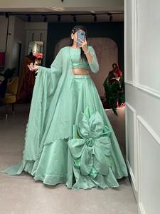 ชุดเลเฮนกาโชลีผ้าไหมเรยอนชานเดรีแบบใหม่ของเอเวอร์กรีน งานแฮนด์เมด สีสันสดใส ผสมผสานสีสันอย่างลงตัว เหมาะสำหรับใส่ลำลอง - Product Image 3