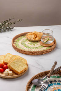 Attrayant fait à la main décoratif nacre incrustation capiz avec plateau de service rond en rotin par Thien Thanh - Product Image 5