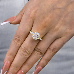 Bague en or jaune plaqué avec pierre centrale en CZ taille coussin 8x10 mm et pierres latérales en baguette effilées, bijoux de fiançailles - Product Image 6