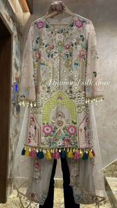 Costume indien et pakistanais brodé en fausse georgette de créateur avec miroir et détails en dentelle cousus pour le style - Product Image 3