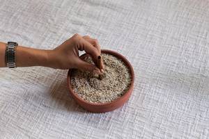 Candelabro de madera tallada rústica con detalles florales y relieve geométrico, disponible a precios de mayoreo - Product Image 3