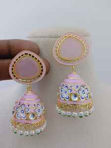 Meenakari jhumkas เซ็ตต่างหูมือทาสีทองเหลืองมุกเทียมสไตล์วินเทจโรเดียมเทียมสำหรับผู้หญิง - Product Image 4