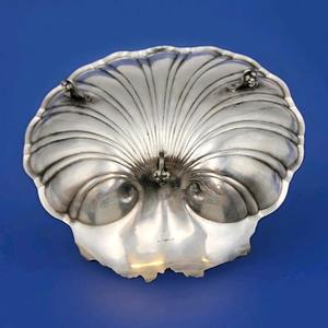 Bol de service en argent de style coquillage artistique avec motif de raisins, idéal pour la présentation de fruits et de collations et pour la décoration de table - Product Image 4