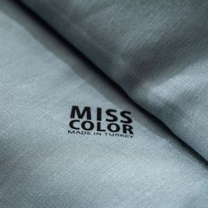 ผ้าพันคอสี่เหลี่ยมสีพื้นเรียบง่าย รุ่น Miss Color ขนาด 120x120 ซม. เนื้อผ้าเบาสบาย ระบายอากาศได้ดี คล้ายผ้าฝ้ายคุณภาพพรีเมียม เหมาะสำหรับสวมใส่เป็นฮิญาบ - Product Image 4