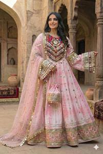 Magnifique modèle sud-asiatienne posant dans une robe Anarkali noire tie-dye royale, ornée de motifs tribaux et de travail de miroir. - Product Image 2