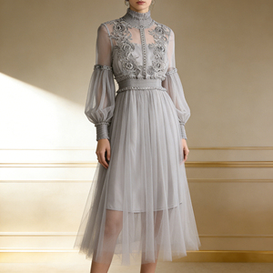 Robe de soirée cocktail élégante pour femme, personnalisable, en maille lavande avec dentelle florale, col montant et manches longues, collection 2026 - Product Image 4