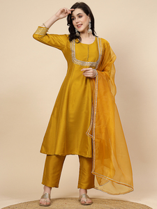 Conjunto de Kurta, Pantalón y Dupatta de Estilo Indio en Color Amarillo, Tela de Seda con Bordado de Hilo Plateado, Corte Holgado y Sencillo para Uso Diario - Product Image 2