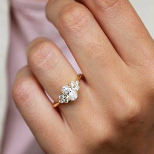 10x8มม. แหวนหมั้นเพชรโมอิสทรงรี | แหวนแต่งงานหินด้านข้างคลัสเตอร์ | เครื่องประดับเงินทองชั้นดีสั่งทำ - Product Image 3