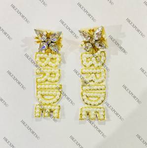 Boucles d'oreilles en perles blanches et or élégantes avec alliage de perles bijoux de mariage et de fête pour demoiselles d'honneur et mariées plaqué or - Product Image 4