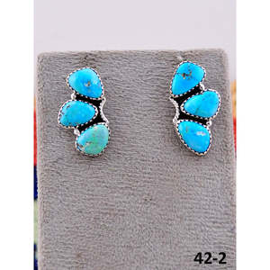 Boucles d'oreilles clous artisanales en argent sterling et turquoise, serties à la main, style Southwest - Product Image 1
