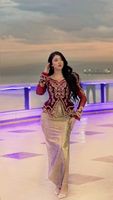 Veste traditionnelle algérienne marron - Karakou et robe avec voile, ornée de perles de verre, de perles et de broderies Dabka sur tissu de velours = 2025