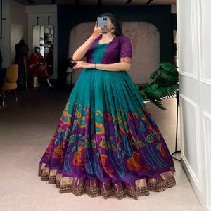 VASTRA COTTAGE Vestido Largo Estampado de Viscosa Chanderi con Bordado de Lentejuelas y Tejido Zari, Ropa Étnica de Diseñador para Mujer - Product Image 2