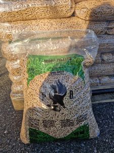 Meilleur prix d'usine pour les granulés de bois naturels purs, sac de 15 kg, fabriqué en UE, 100% épicéa, qualité supérieure pour système de chauffage - Product Image 1