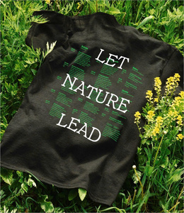 T-shirt graphique « Laissez la nature mener le jeu » – Streetwear éco-responsable en coton – Style durable – Vêtement tendance - Product Image 1