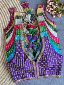 Blusa Étnica Banarasi de Seda Cosida Lista para Usar con Hermoso Trabajo Artesanal y Dori en la Parte Posterior, Blusa de Sari de Seda para Fiesta de Novia - Product Image 4